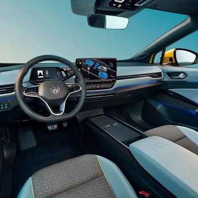 Automobil im auf Lager EV SUV Volkswagen ID4 X Selbst, 600 Kilometer Strecken-für Familie parkend