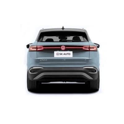 Automobil im auf Lager EV SUV Volkswagen ID4 X Selbst, 600 Kilometer Strecken-für Familie parkend