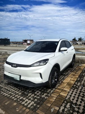 Gebrauchtes Fahrzeug Reichweite 400 km 160 kW Elektro-SUV Weltmeister Gebrauchtwagen in gutem Zustand geringe Kilometerlänge Schwarz