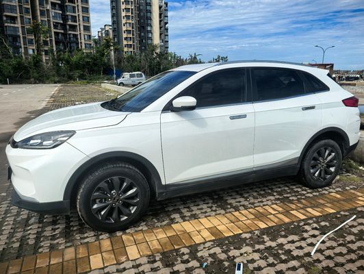 Gebrauchtes Fahrzeug Reichweite 400 km 160 kW Elektro-SUV Weltmeister Gebrauchtwagen in gutem Zustand geringe Kilometerlänge Schwarz