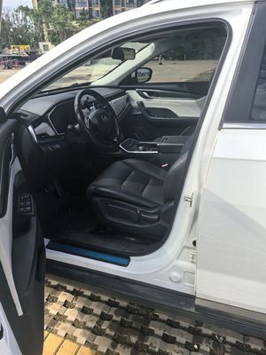 Gebrauchtes Fahrzeug Reichweite 400 km 160 kW Elektro-SUV Weltmeister Gebrauchtwagen in gutem Zustand geringe Kilometerlänge Schwarz
