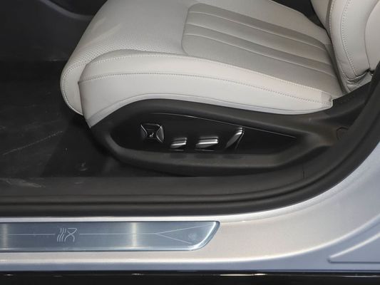 2025 leistungsstarkes Han L BYD Elektrofahrzeug mit Maximalleistung 500 KW und Lederruder 1000V Hochspannungs-Schnellladung
