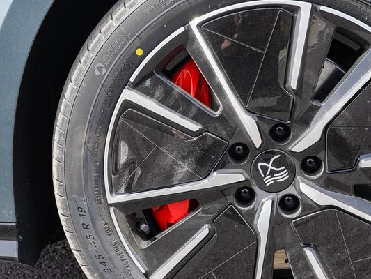 Modellfahrzeug 601km Reichweite 83.2kWh Batteriekapazität AWD Schnellladung Sonnendach Hochspannung Struktur Komfortabel für Familie