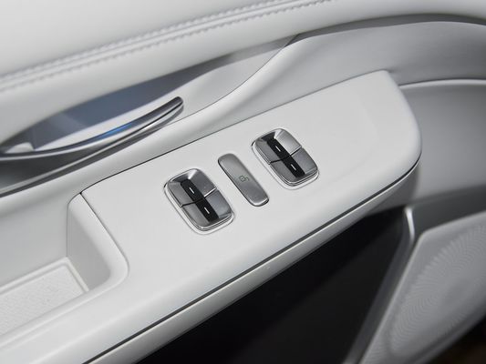 2025 Xpeng G9 Vollelektrischer SUV 93,1 kWh Batteriekapazität 423 kW Maximalmotorleistung 680 km Reichweite und schnelles Laden mit Sonnendach